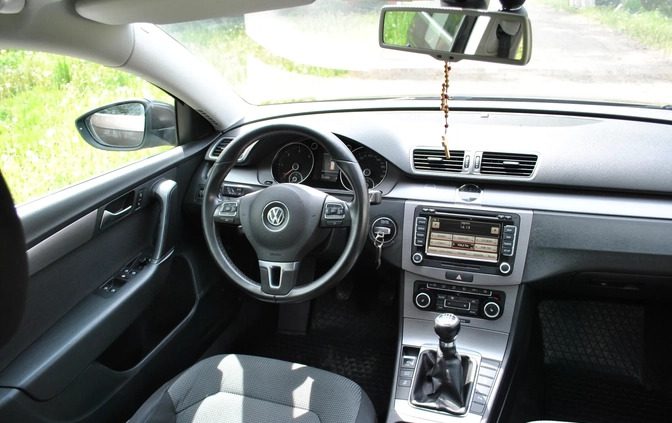 Volkswagen Passat cena 38700 przebieg: 312295, rok produkcji 2011 z Złotoryja małe 742